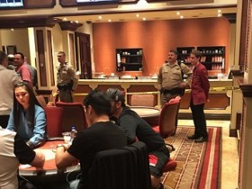 【蜗牛棋牌】百乐宫扑克室再次被抢，一名警官受伤，罪犯抢救无效死亡！