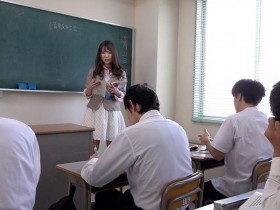 【蜗牛扑克】GVH-073 ：痴女教师波多野结衣在课堂上脱光光邀请学生来享用。
