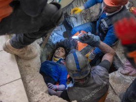 【蜗牛棋牌】土耳其少年靠喝尿液坚持4天 毫发无损从废墟被救出