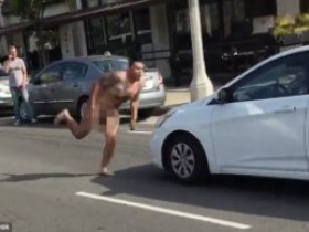 【蜗牛棋牌】瘋了！裸男狂吼一聲 飛衝直撞來車