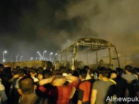 【蜗牛扑克】伊朗1辆公交车与油罐车相撞 已致11人死亡