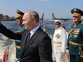 【蜗牛扑克】普京出席俄海军日阅兵式 称今年将列装26艘新舰