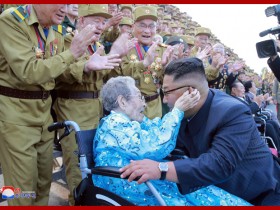 【蜗牛扑克】金正恩接见参战老兵 蹲下与坐轮椅老奶奶互动(图)