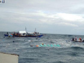 【蜗牛扑克】菲律宾一艘客船因巨浪倾覆 所幸全员获救