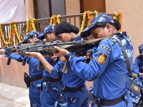 【蜗牛扑克】印度第一支女特警队走上街头 配冲锋枪和步枪(图)