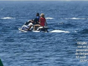 【蜗牛扑克】法国总统夫妇夏宫度假 第一夫人骑水上摩托艇消暑