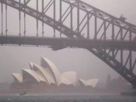 【蜗牛棋牌】澳大利亚沙尘大风暴雨接踵而至 小学生都不干了