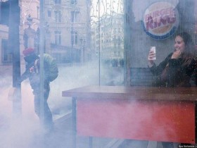【蜗牛棋牌】一张巴黎“着火”照被疯传 网友：捕捉了时代精神