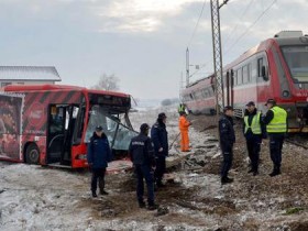 【蜗牛棋牌】塞尔维亚一列火车与校车发生碰撞 至少5人死亡