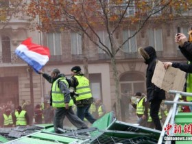 【蜗牛棋牌】法国一“黄背心”示威者被卡车撞倒身亡 司机被拘