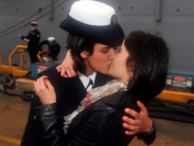 【蜗牛棋牌】美同性恋海军模仿二战水手“胜利之吻”遭仇视
