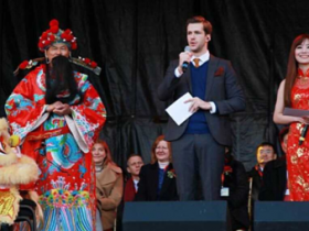 【蜗牛棋牌】美兰迪代表亚洲女性登伦敦特拉法加广场舞台，宣扬中国文化带领观众齐声同唱新年好