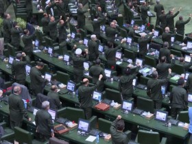 【蜗牛棋牌】伊朗伊斯兰议会“快闪”：议员高喊“美国去死”