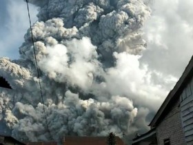 【蜗牛棋牌】印尼火山喷出冲天浓烟柱 进入“红色警戒”状态