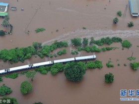 【蜗牛棋牌】印度暴雨导致铁路轨道积水 约1000人受困在火车内