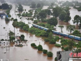 【蜗牛棋牌】印度暴雨致铁轨积水 700名乘客经8小时救援后脱困