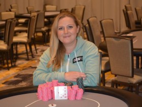 【蜗牛棋牌】Laura Moore赢得波托马克扑克公开赛$370买入公开赛冠军