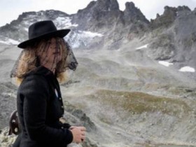 【蜗牛棋牌】瑞士一座冰川即将消失 数百人着黑衣为其“送葬”