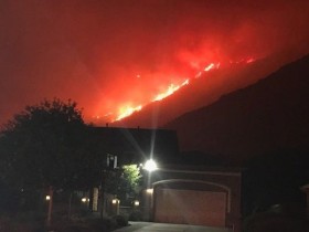 【蜗牛棋牌】美南加州再爆山火 一夜蔓延1400英亩民众紧急撤离