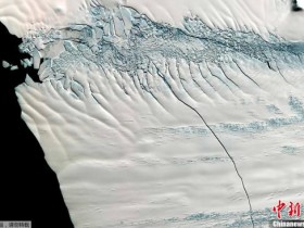 【蜗牛棋牌】南极洲巨大冰山崩落 科学家：与气候变迁无关