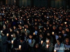 【蜗牛棋牌】韩国高考来了 55万人报名家长学生举蜡烛连夜祈祷