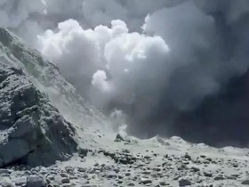 【蜗牛棋牌】新西兰喷发火山地质活动仍频繁 救援行动被延缓
