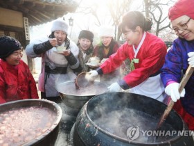【蜗牛棋牌】韩国人开心过冬至:大锅分红豆粥 市民排队喝(图)