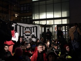 【蜗牛棋牌】“黑五”当天 巴黎示威者围堵亚马逊总部大楼