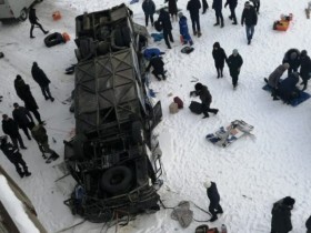 【蜗牛棋牌】俄罗斯大巴从6米高桥上坠河 19死21伤(图)