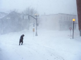 【蜗牛棋牌】加拿大纽芬兰岛遇暴风雪 汽车被“雪藏”