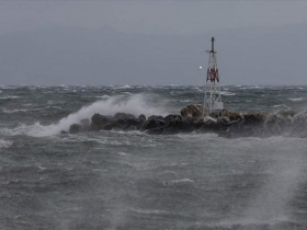 【蜗牛棋牌】风大浪高 一货轮在希腊海域失去控制有22名船员
