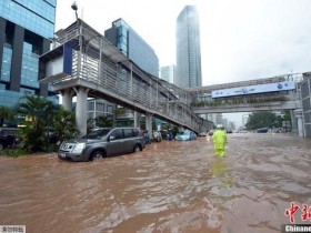 【蜗牛棋牌】印尼雅加达跨年夜暴雨引发洪灾 已致21人死亡
