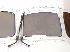 【蜗牛棋牌】日航波音787飞上海 起飞滑行途中驾驶舱玻璃开裂
