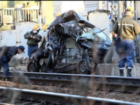 【蜗牛棋牌】日本一辆汽车冲上铁轨与电车相撞 51岁司机死亡