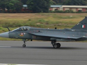 【蜗牛棋牌】印度完全版LCA战机首飞，能比肩“枭龙”吗？