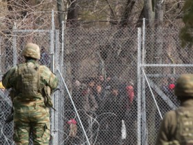 【蜗牛棋牌】希腊军警60小时逮捕218名非法越境人员