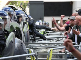 【蜗牛棋牌】英国反种族主义游行周末继续 警察与示威者冲突剧烈