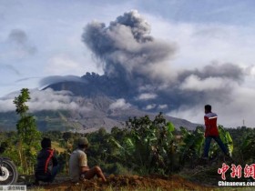 【蜗牛棋牌】印尼锡纳朋火山再次喷发 火山灰柱高达2000米(图)