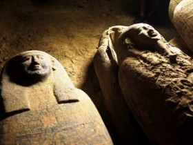 【蜗牛棋牌】埃及出土多具保存完好2500年前木棺