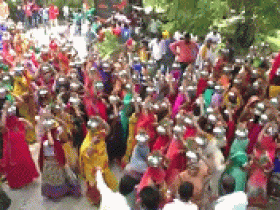 【蜗牛棋牌】印度数千人在疫情“重灾区”游行 不戴口罩人挤人