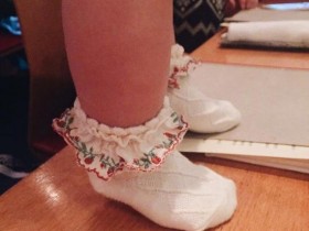 【蜗牛棋牌】陈冠希晒女儿脚丫 穿蕾丝小袜子超可爱