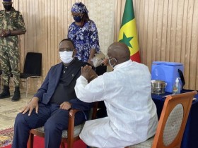 【蜗牛棋牌】塞内加尔总统萨勒接种中国新冠疫苗