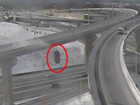 【蜗牛棋牌】美国一辆卡车从70英尺高立交桥上坠落 司机幸运生还