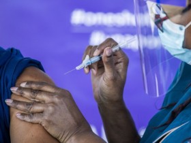 【蜗牛棋牌】少数族裔接种率低 美国疫苗接种存在显著种族差异