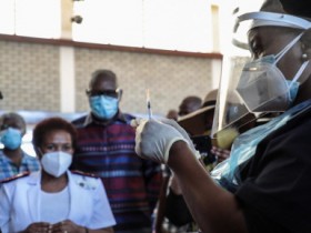 【蜗牛棋牌】南非总统拉马福萨：南非必须自力更生生产疫苗