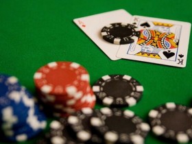 【蜗牛棋牌】德州扑克筹码量超过100BB的打法