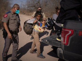 【蜗牛棋牌】外媒：美国重现移民潮 美墨边境2月份拘留近10万移民
