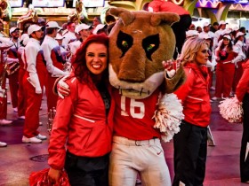 【蜗牛棋牌】“ Mattress Mack”再次出战,骑着休斯顿美洲狮队入围四强,并下注100万美元