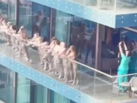 【蜗牛棋牌】10多名女子在阳台拍裸照 结局让人意外