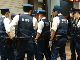 【蜗牛棋牌】日本某黑帮非法扑克室被警方捣毁